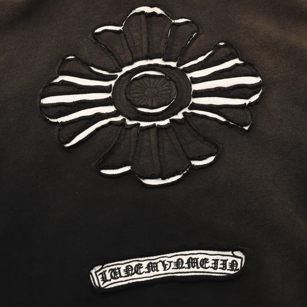 🅿️620 Chrome Hearts/Chrome Hearts Heavy Industry Cross logo patch embroidery washed burnt hooded sweatshirt. Made of double-strand double yarn 430g pure cotton sweatshirt fabric. The fabric is woven with double-strand twists. It is 40% stronger than single-strand yarn to form a three-dimensional texture similar to the texture of tripe. It not only maintains the moisture absorption and breathability of pure cotton, but also achieves softness and non-collapse through double-strand thickening. Laser burnt patch embroidery. Frayed process Patch micro logo on the chest Large logo cross pattern on the back Heavy-duty laser burnt three-dimensional patch embroidery pattern design Washed and frayed The overall garment presents a lazy style Whether it is daily outings or sports and fitness, you can show your trendy attitude and become the focus of the street Complete with three logos OS loose fit Color: Washed black, Washed white Size: S-XL